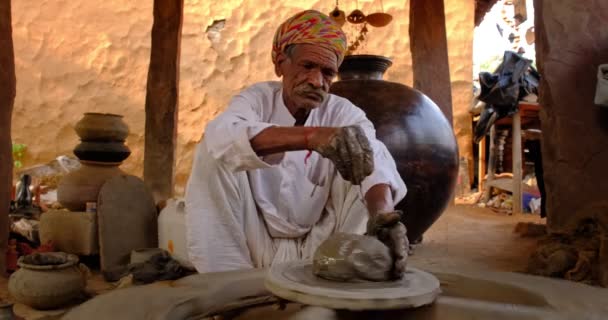 仕事中のインドの陶芸家 陶芸家のホイールを投げ 陶器の器と粘土の器を形作る 陶器のワークショップで瓶 経験豊富なマスター インドラジャスタン州ウダイプルのシルパグラムからの手芸品 — ストック動画