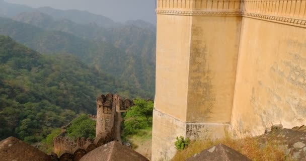 著名的印度历史名城昆巴加尔堡的林立艺术和巨大的城墙 古城墙和绿油油的阿拉瓦利山的景色 属于拉贾斯坦邦的希尔要塞 相机向上移动 — 图库视频影像
