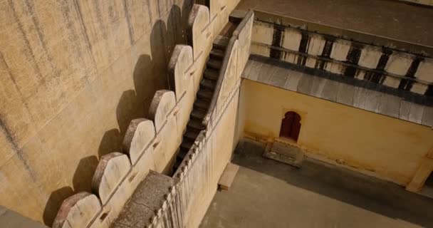 具有历史意义的印第安昆巴加尔堡设计的城墙 古城墙关闭 绿绿的阿拉瓦利山 属于拉贾斯坦邦的希尔要塞 相机向上移动 — 图库视频影像