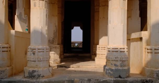 Pilares Piedra Del Templo Devi Dentro Del Histórico Fuerte Indio — Vídeo de stock