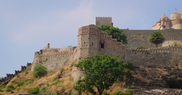 游客们参观了具有历史意义的印第安昆巴加尔堡 绿色阿拉瓦利山上的古城墙是著名的旅游胜地 属于拉贾斯坦邦的希尔要塞 堡垒的顶部 水平平底锅 — 图库视频影像