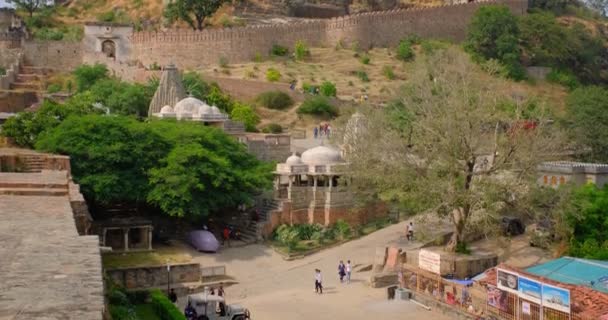 Touristen Besuchen Die Historische Indische Festung Kumbhalgarh Alte Festung Alten — Stockvideo