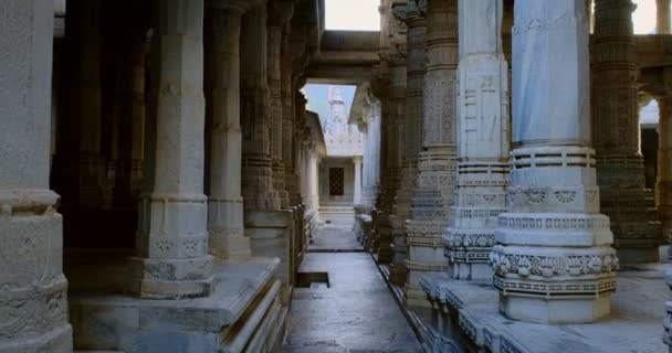 Kolommen Van Prachtige Ranakpur Jain Tempel Chaturmukha Dharana Vihara Marmer — Stockvideo