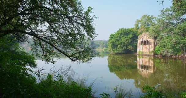 Beau toursit point de repère Padma Talao lac avec ruines vestiges de fort. Vert tropical et arbres de réserve. Parc national de Ranthambore, Rajasthan, Inde. Panneau horizontal 