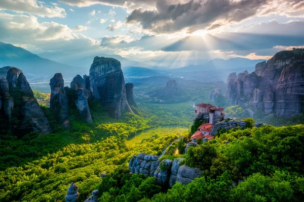 Meteora manastırlarının üzerinde gün batımı — Stok fotoğraf