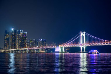 Gwangan Köprüsü ve gece gökdelenleri. Busan, Güney Kore