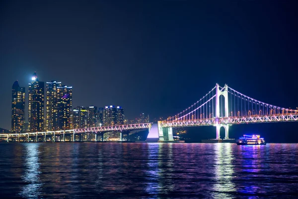 Γέφυρα Γκουάνγκαν και ουρανοξύστες μέσα στη νύχτα. Μπουσάν, Νότια Κορέα — Φωτογραφία Αρχείου