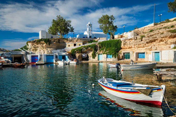 希腊米洛斯岛Mandrakia渔村港口的渔船 — 图库照片