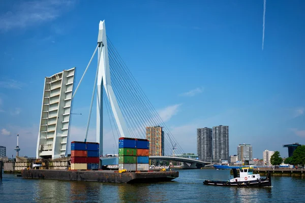 Rimorchiatore rimorchiatore chiatta con contenitori sotto parte bascule aperto del ponte Erasmusbrug — Foto Stock