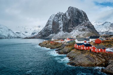 Norveç, Lofoten Adaları 'ndaki Hamnoy balıkçı köyü