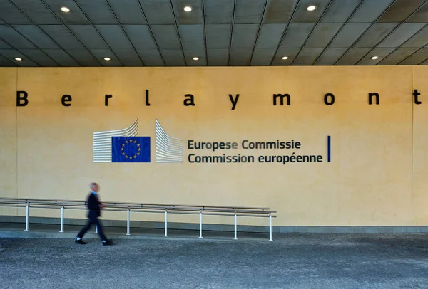 Размытый человек, идущий перед Европейской Комиссией — стоковое фото