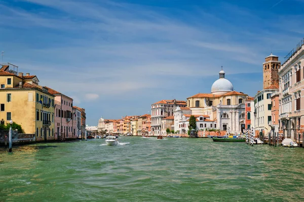 Boten en gondels op Grand Canal in Venetië, Italië — Stockfoto