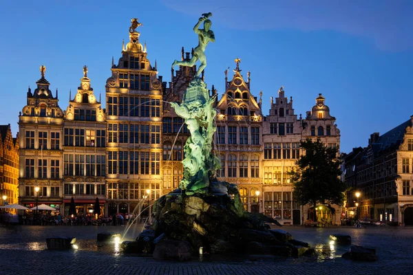 Antwerp Grote Markt with famous Brabo statue and fountain at night, Belgium — Stock Photo, Image