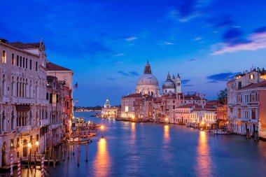 Venedik Büyük Kanalı ve Santa Maria della Salute kilisesinin akşam manzarası