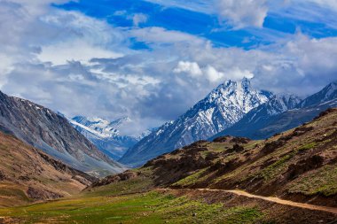 Himalayalar. Chandra Tal Gölü 'ne giden yolda 4300 metre. Spiti, Himachal Pradesh, Hindistan