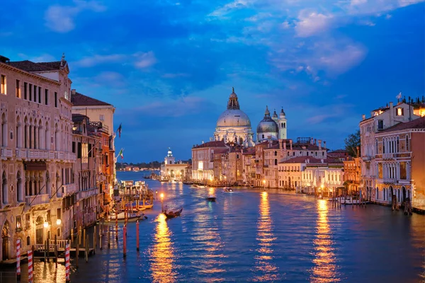 Vista del Gran Canal de Venecia y la iglesia de Santa Maria della Salute por la noche — Foto de Stock