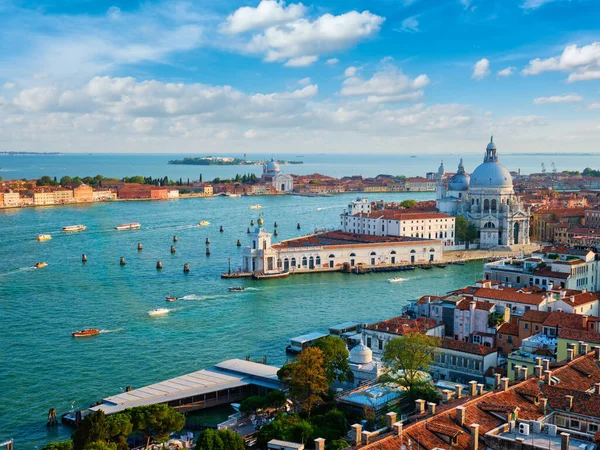 Uitzicht op de lagune van Venetië en Santa Maria della Salute. Venetië, Italië — Stockfoto