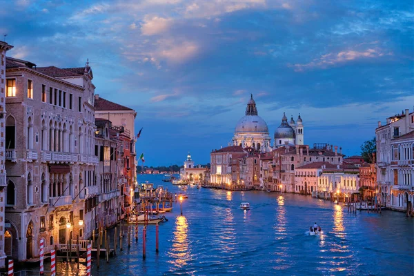 Widok na weneckie Canal Grande i Kościół Santa Maria della Salute wieczorem — Zdjęcie stockowe