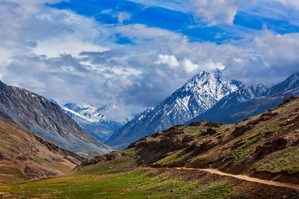 Himalayalar. Chandra Tal Gölü 'ne giden yolda 4300 metre. Spiti, Himachal Pradesh, Hindistan — Stok fotoğraf