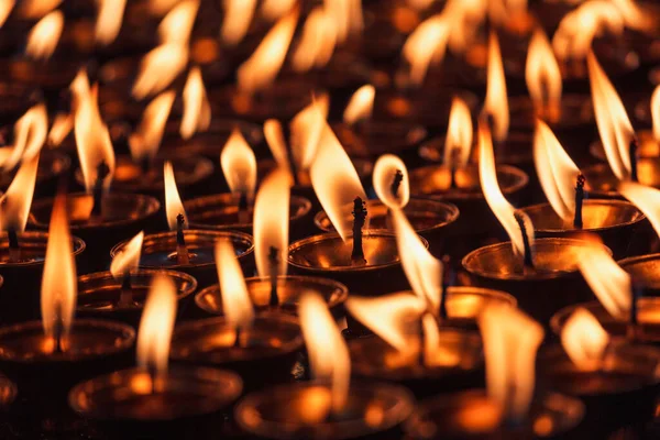 Burning candles in Buddhist temple — Stock Photo, Image