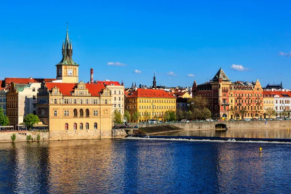 Pohled na nábřeží Prahy z Karlova mostu — Stock fotografie