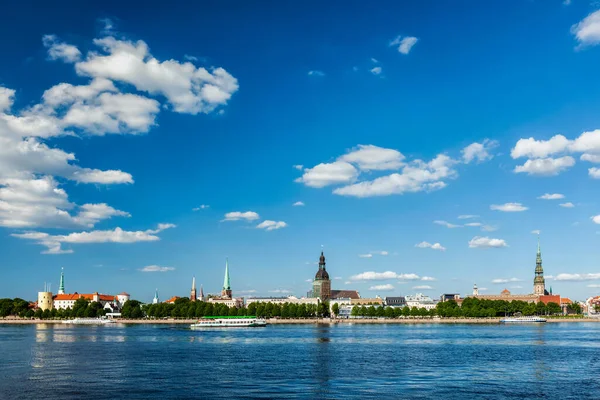 Riga 'nın Daugava nehri üzerindeki görüntüsü, Letonya — Stok fotoğraf