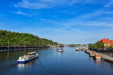 Prag 'daki Vltava nehri ve teknelerinin manzarası