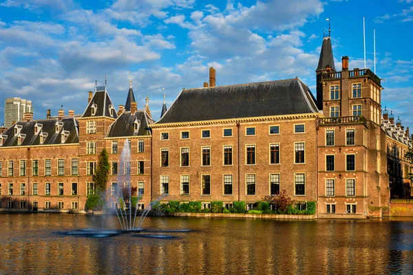 Hofvijver Lake and Binnenhof, The Hague — стокове фото