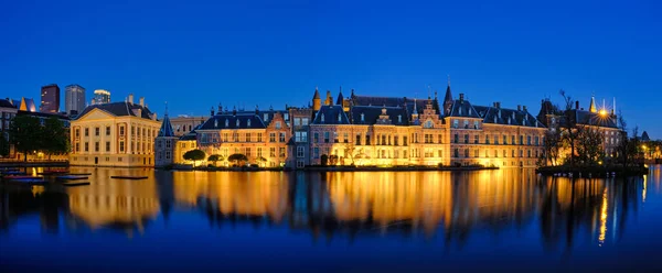 Hofvijver Lake and Binnenhof, The Hague — стокове фото