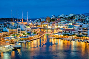 Güzel Agios Nikolaos kasabası geceleri. Girit adasının Lasithi bölgesi, Yunanistan