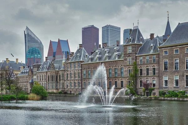 Hofvijver-tó és Binnenhof, Hága — Stock Fotó