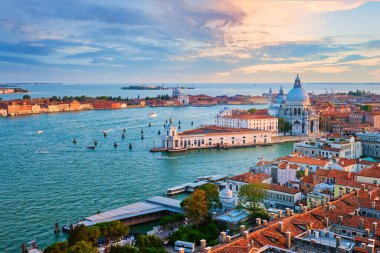 Venedik gölü ve Santa Maria della Salute kilisesi manzarası. Venedik, İtalya
