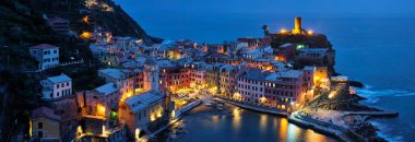 Vernazza köyü gece aydınlandı, Cinque Terre, Liguria, İtalya