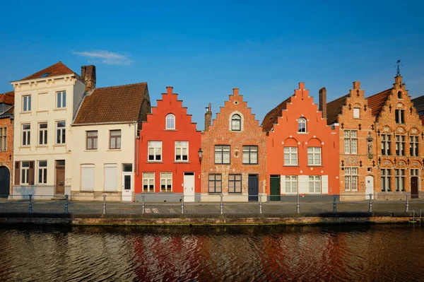 Csatorna és régi házak. Bruges Brugge , Belgium — Stock Fotó
