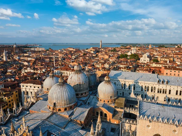 Luchtfoto van Venetië met de basiliek van St. Marks en het paleis van doges. Venetië, Italië — Stockfoto