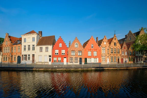 Canal y casas antiguas. Brujas Brujas, Bélgica — Foto de Stock