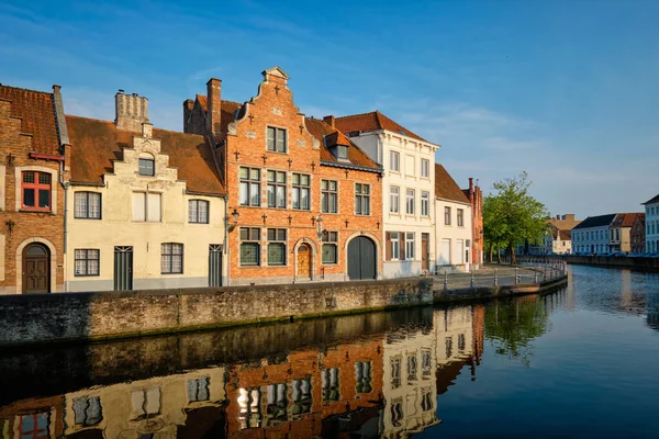 Kanava ja vanhat talot. Brugge, Belgia — kuvapankkivalokuva