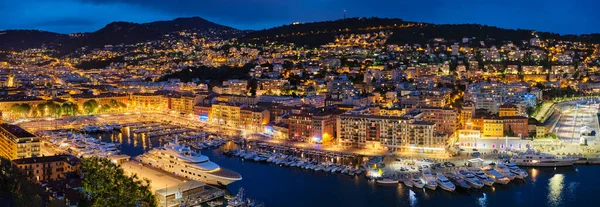 Akşamları Fransa 'da yatlı Old Port of Nice manzarası