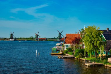 Gün batımında Hollanda 'daki Zaanse Schans' da yel değirmenleri. Zaandam, Hollanda