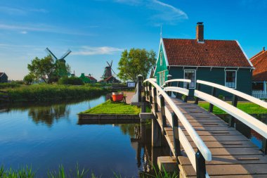Hollanda 'daki Zaanse Schans' taki yel değirmenlerinin üzerindeki köprü. Zaandam, Hollanda