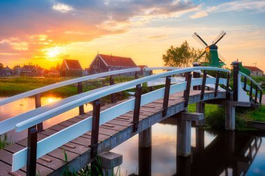 Gün batımında Hollanda 'daki Zaanse Schans' da yel değirmenleri. Zaandam, Nether