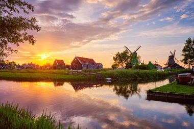 Gün batımında Hollanda 'daki Zaanse Schans' da yel değirmenleri. Zaandam, Nether