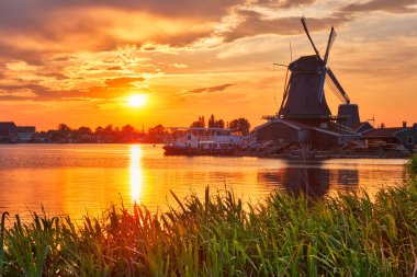Gün batımında Hollanda 'daki Zaanse Schans' da yel değirmenleri. Zaandam, Nether