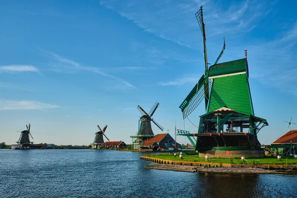 Windmolens bij Zaanse Schans in Nederland. Zaandam, Nether — Stockfoto