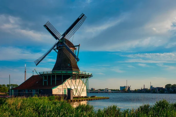 Windmolens bij Zaanse Schans in Nederland. Zaandam, Nether — Stockfoto