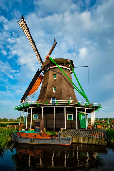 Windmolens bij Zaanse Schans in Nederland. Zaandam, Nether — Stockfoto