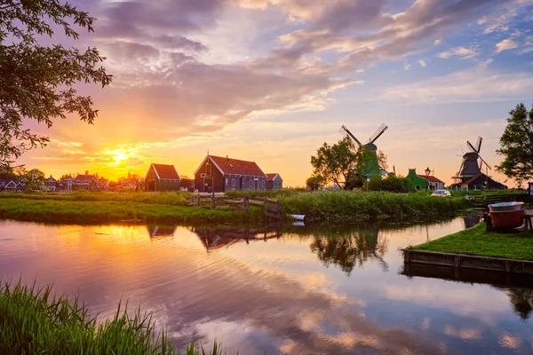 Moinhos de vento em Zaanse Schans na Holanda ao pôr-do-sol. Zaandam, Nether. — Fotografia de Stock
