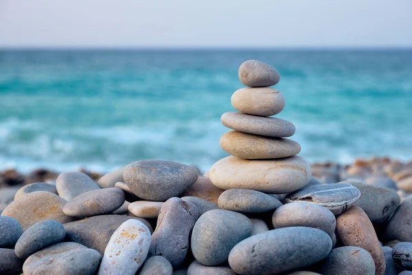 Zen gebalanceerde stenen stapel op strand — Stockfoto