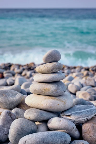 모래 위에 균형잡힌 돌을 쌓아 놓음 — 스톡 사진