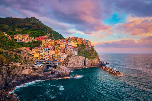 Wieś Manarola o zachodzie słońca, Cinque Terre, Liguria, Włochy — Zdjęcie stockowe